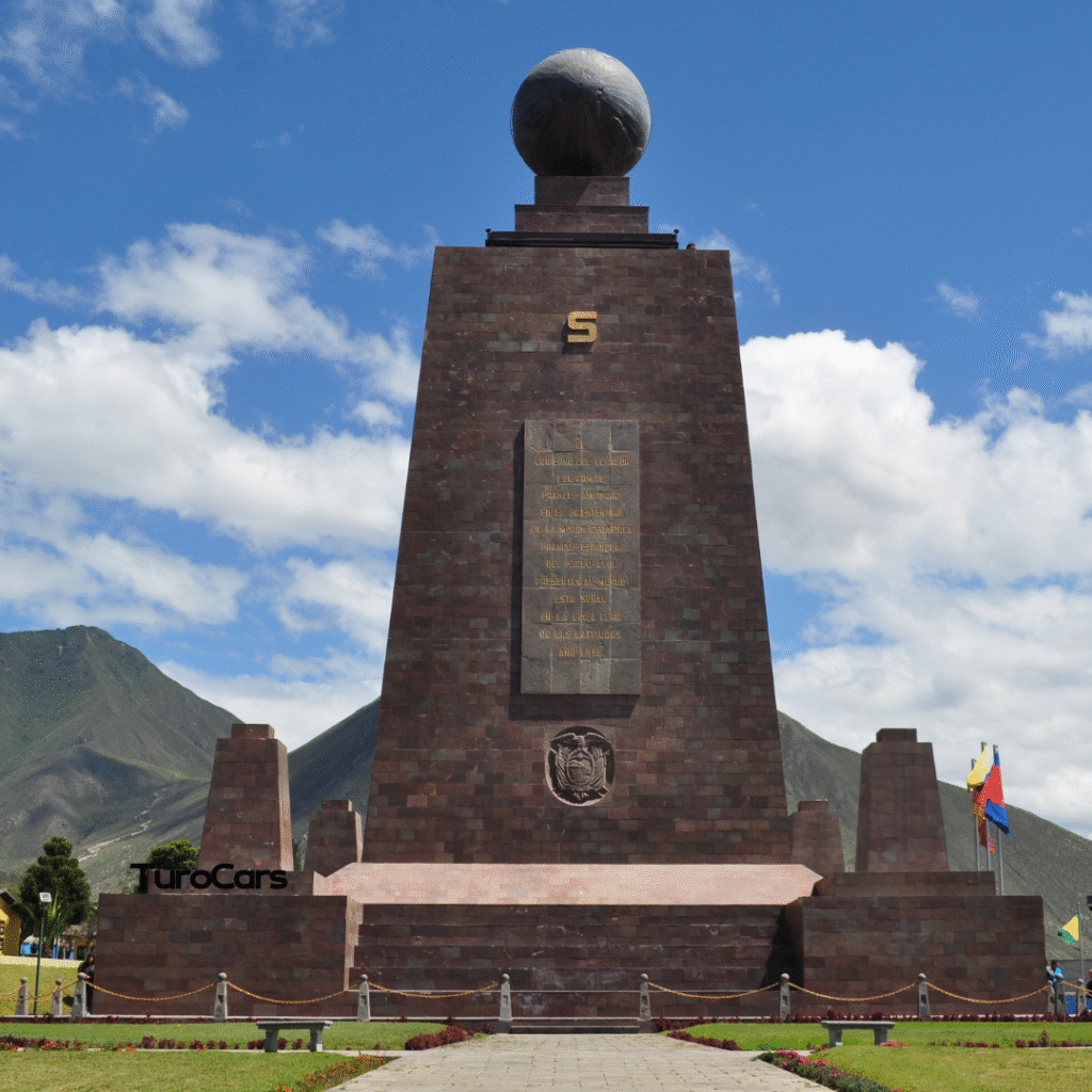 Monumento Mitad del Mundo en Quito, visita recomendada con servicio de alquiler de vehículos